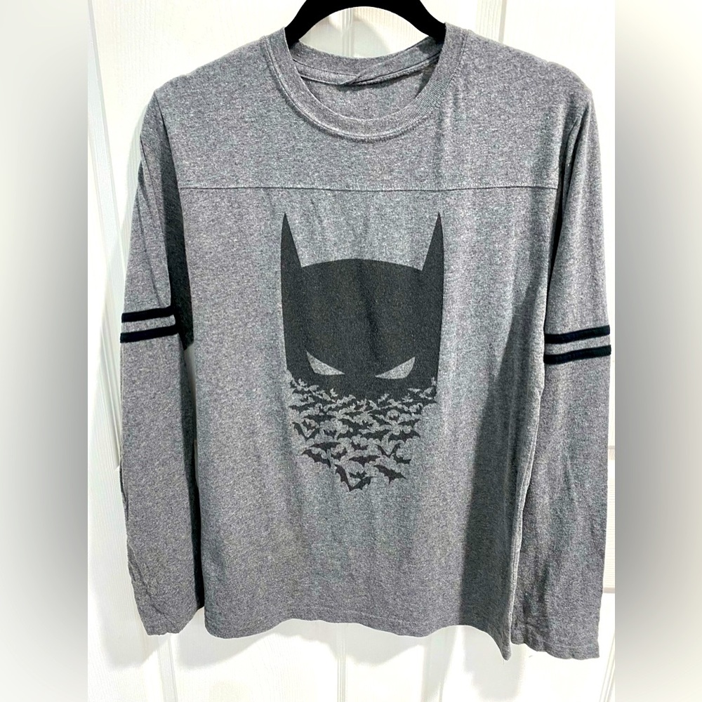 DC Comic’s Batman Long Sleeve Pullover Shirt. Color Gray & Black. Size L.